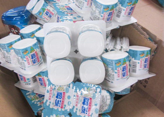 Vasetti di yogurt scaduti